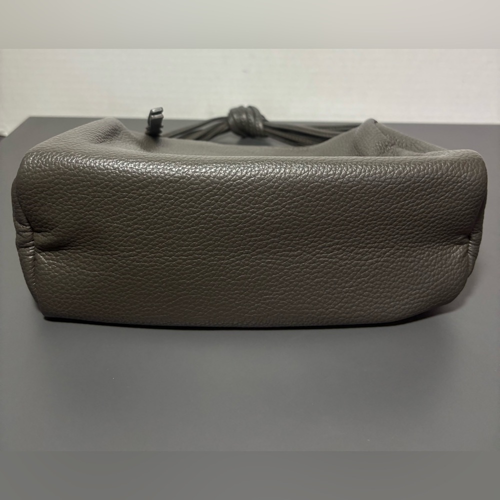 Chic Vegan Leather Grey Handbag with Crossbody Strap - Picture 3 of 6